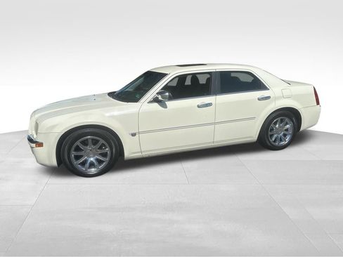 Used 2006 Chrysler 300 C w/ Navigation & Sound Group II RWD image 10