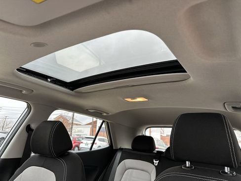 Used 2024 Hyundai Venue SEL image 18