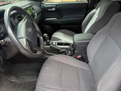 Used 2018 Toyota Tacoma TRD Off-Road w/ Technology Package AWD/4WD image 20