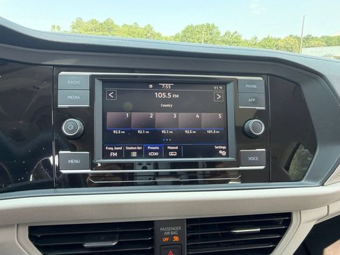 Used 2020 Volkswagen Jetta SE w/ SE Cold Weather Package FWD image 10