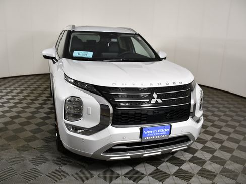 Used 2025 Mitsubishi Outlander SEL image 3