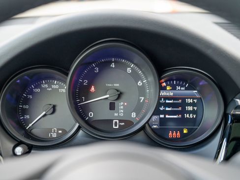 Certified 2025 Porsche Macan image 13