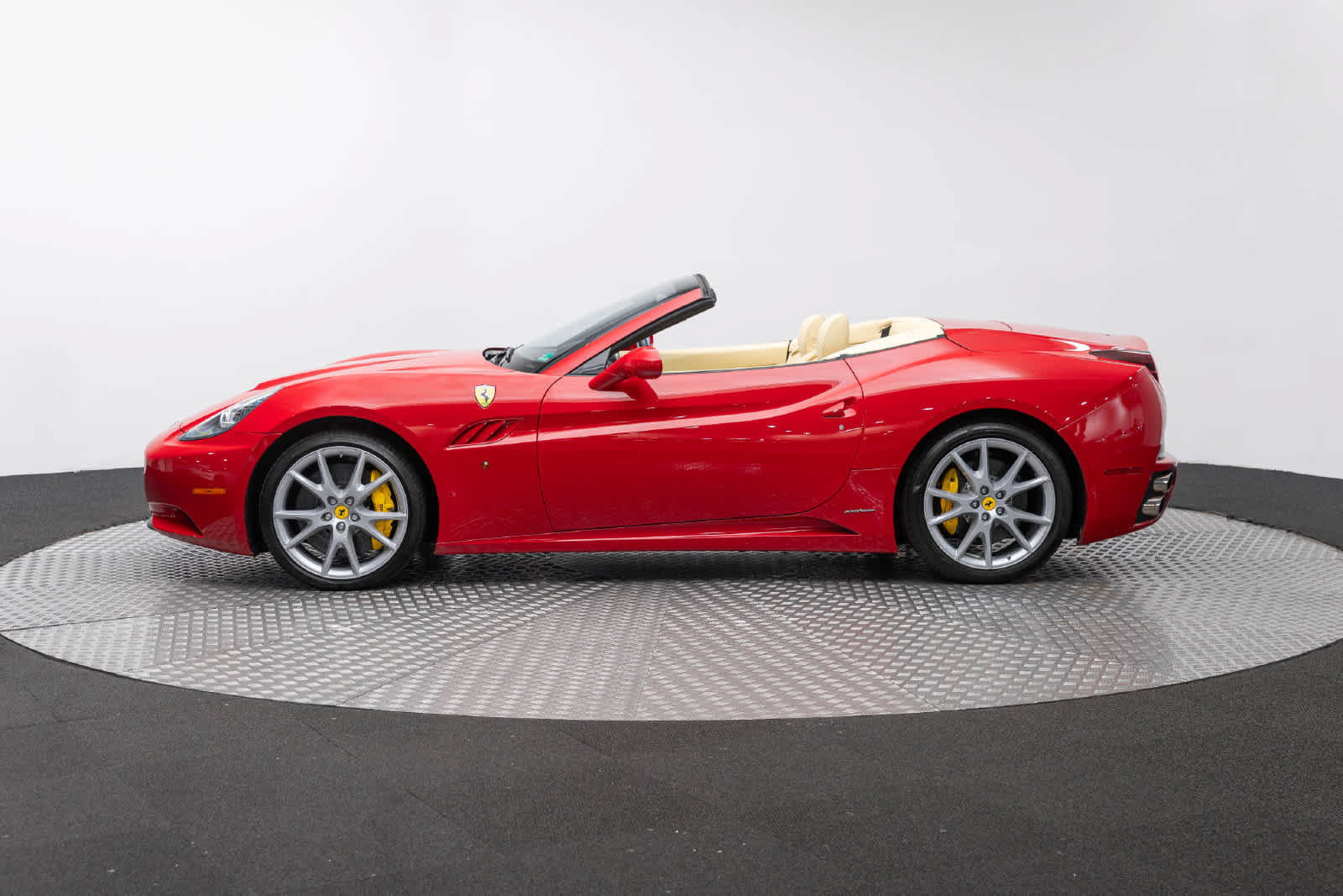 Used 2010 Ferrari California RWD image 3