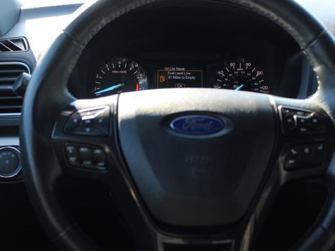 Used 2017 Ford Explorer XLT image 9