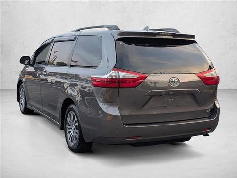 Used 2018 Toyota Sienna XLE image 7