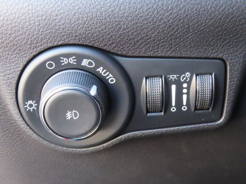 Used 2024 Jeep Compass Limited image 19