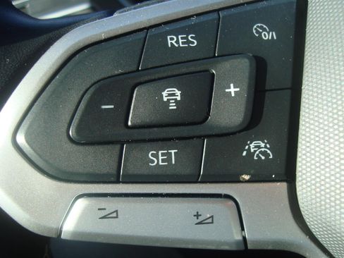 Used 2024 Volkswagen Tiguan SE image 11