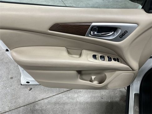 Used 2017 Nissan Pathfinder Platinum image 17