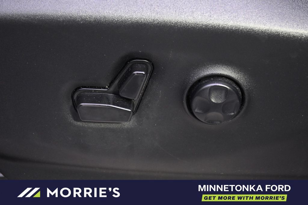 Used 2023 Chrysler Voyager LX FWD image 13