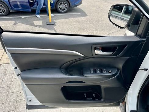 Used 2019 Toyota Highlander SE image 10