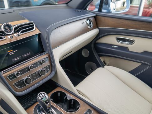 Used 2023 Bentley Bentayga image 17