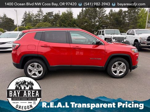 Used 2024 Jeep Compass Latitude AWD/4WD image 4