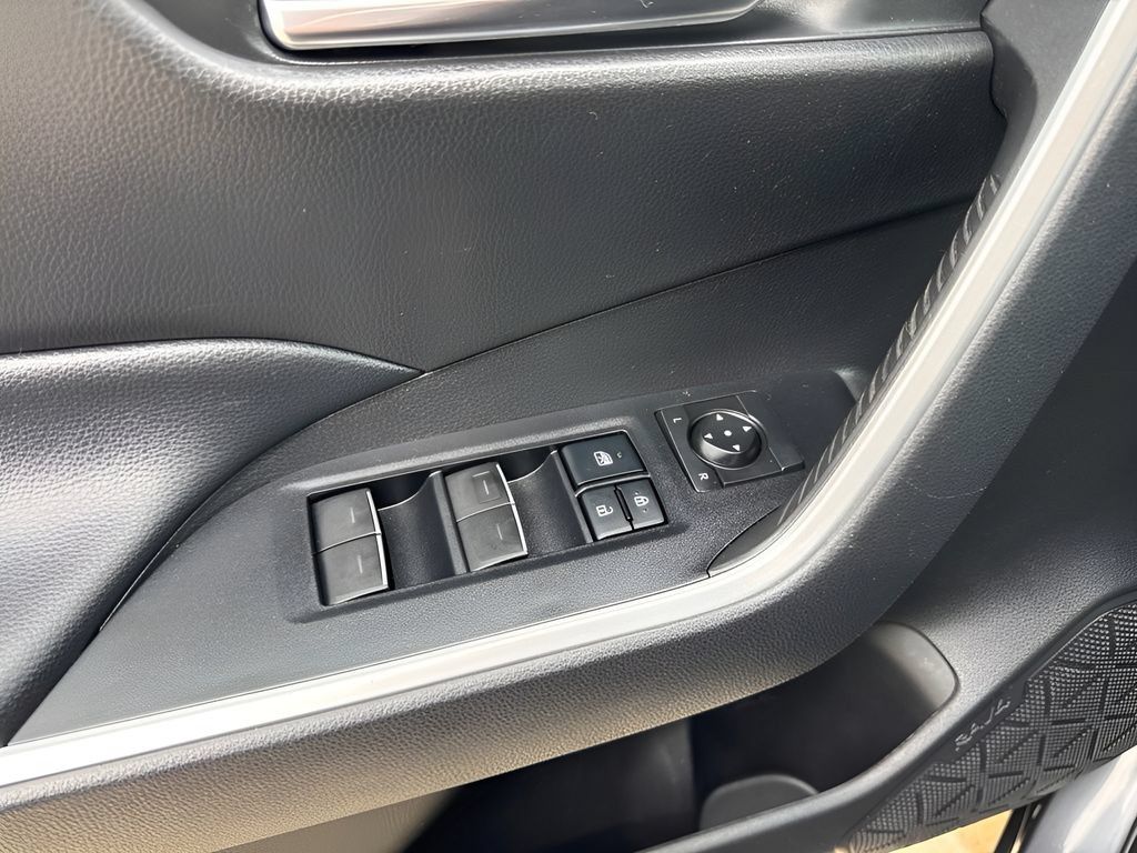Used 2022 Toyota RAV4 XLE FWD image 21