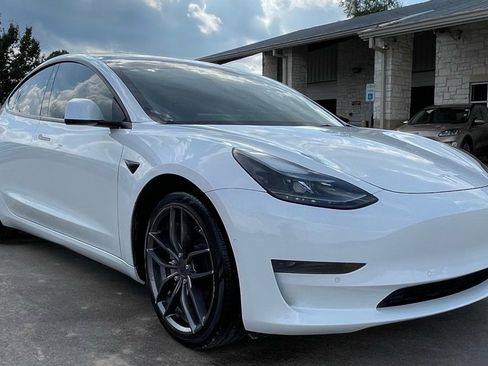 Used 2022 Tesla Model 3 Standard Range image 3