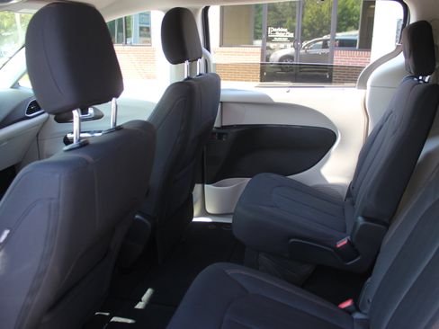 Used 2019 Chrysler Pacifica Touring Plus w/ Tire & Wheel Group FWD image 23