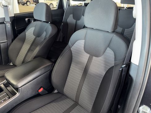 Used 2023 Kia Sorento LX image 31