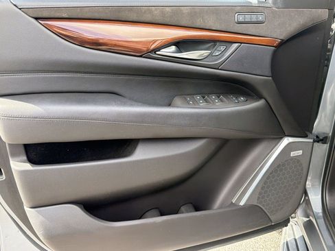 Used 2019 Cadillac Escalade Luxury AWD/4WD image 14