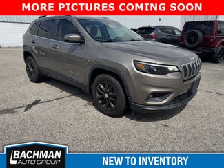 Used 2019 Jeep Cherokee Latitude w/ Popular Appearance Group FWD video 2