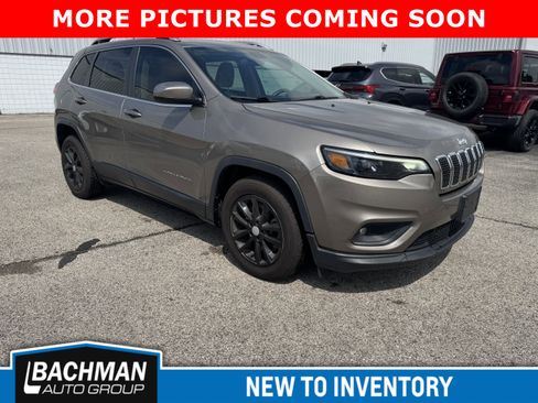 Used 2019 Jeep Cherokee Latitude w/ Popular Appearance Group FWD image 2