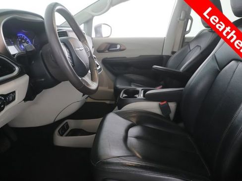 Used 2019 Chrysler Pacifica Touring-L FWD image 16