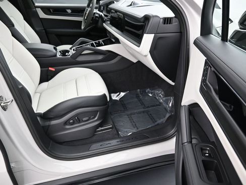 Certified 2026 Porsche Cayenne GTS image 28