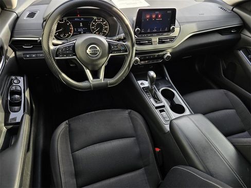 Used 2022 Nissan Altima 2.5 SV w/ SV Premium Package image 16