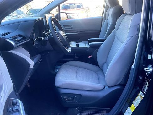 Used 2024 Toyota Sienna LE image 9