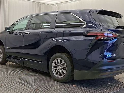 Used 2022 Toyota Sienna XLE image 6