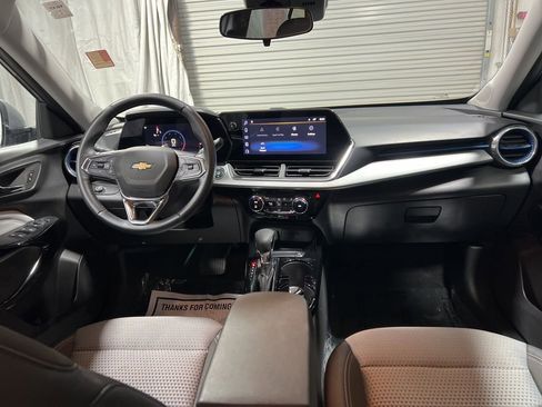 Used 2025 Chevrolet Trax LT w/ LT Convenience Package image 13