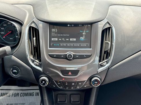 Used 2018 Chevrolet Cruze LT w/ Convenience Package FWD image 26