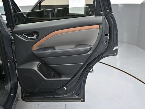 Used 2025 Subaru Forester Sport image 37