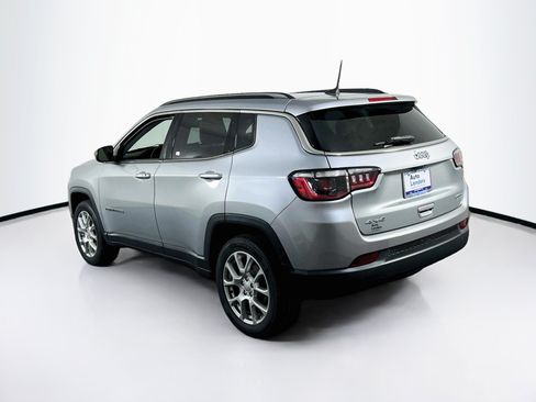 Used 2022 Jeep Compass Latitude w/ Sun and Sound Group AWD/4WD image 7