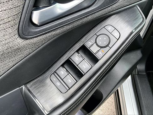 Used 2022 Nissan Rogue SV image 32