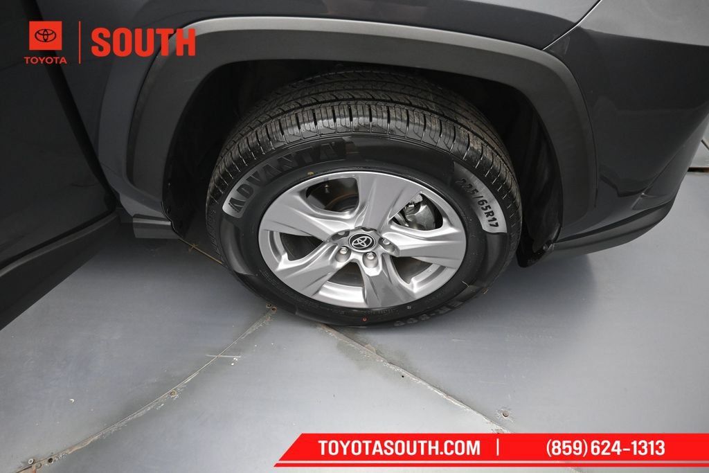 Used 2025 Toyota RAV4 XLE AWD/4WD image 31