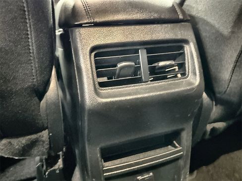 Used 2020 Ford Edge SE image 27