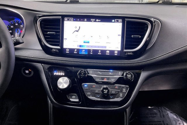 Used 2025 Chrysler Pacifica Limited FWD image 6