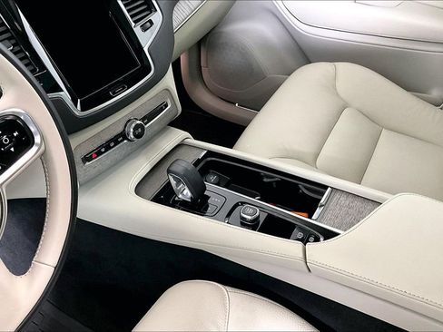 Used 2024 Volvo XC90 B6 Plus w/ Protection Package Premier image 17