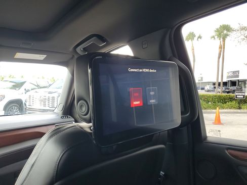 Used 2023 GMC Yukon Denali Ultimate image 11