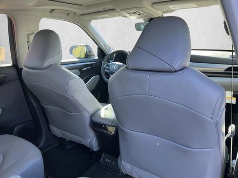 New 2025 Toyota Highlander Limited image 17