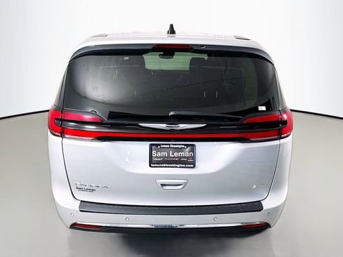 Used 2023 Chrysler Pacifica Touring-L AWD/4WD image 6