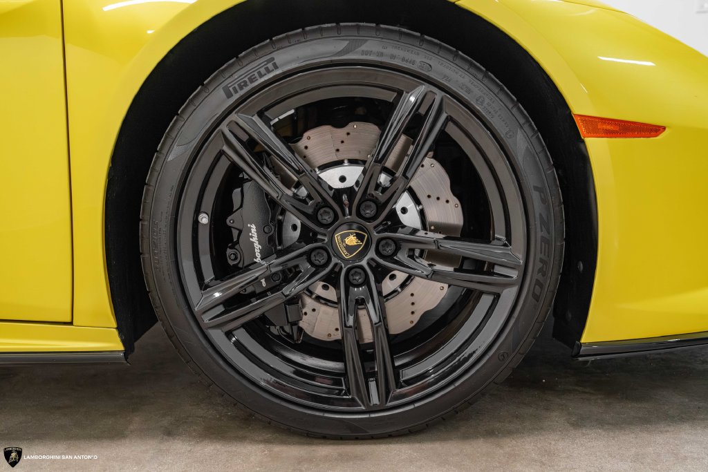 Used 2020 Lamborghini Huracan EVO RWD image 9