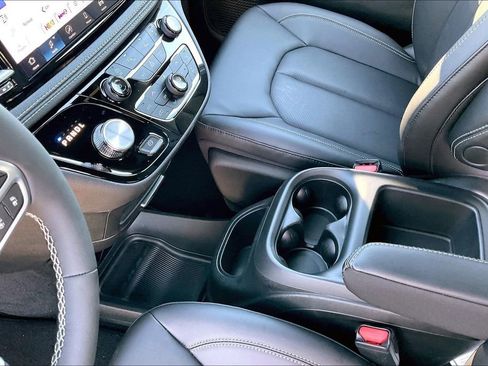 New 2026 Chrysler Pacifica Select image 8