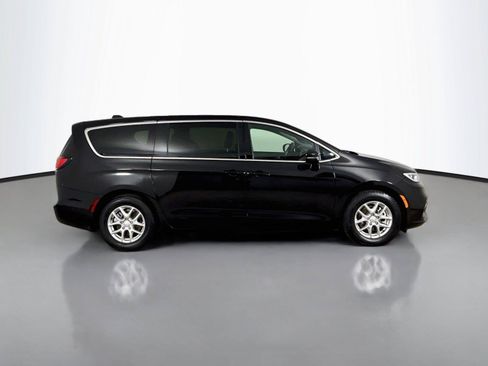 Used 2025 Chrysler Pacifica Select FWD image 16