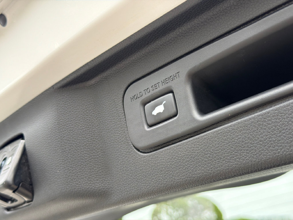 Used 2025 Honda Pilot Elite image 12