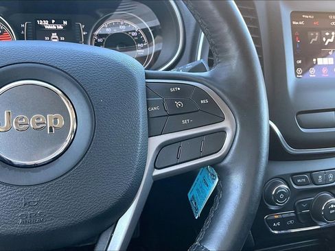 Used 2019 Jeep Cherokee Latitude w/ Cold Weather Group image 19