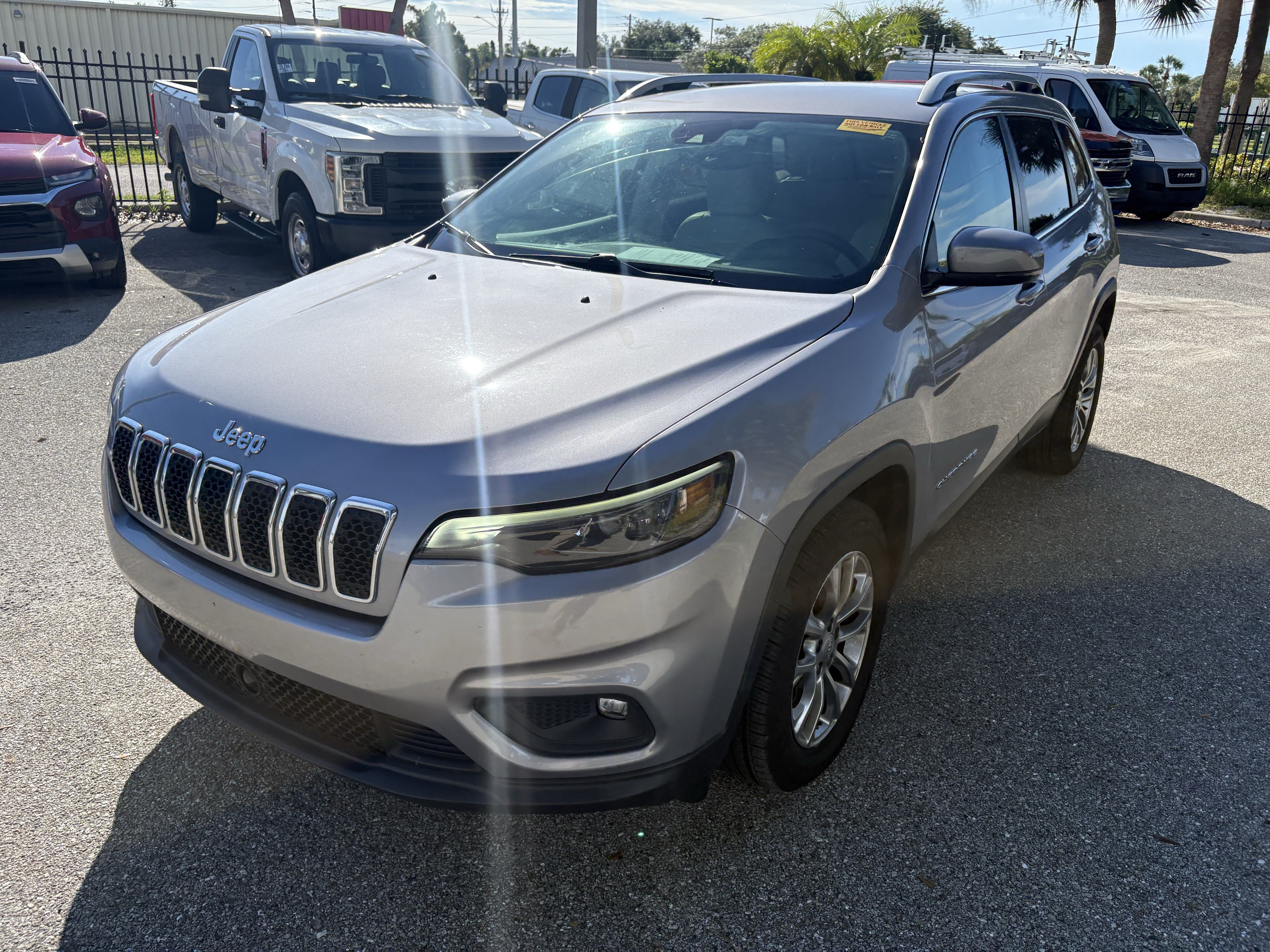 Used 2021 Jeep Cherokee Latitude Lux FWD image 3