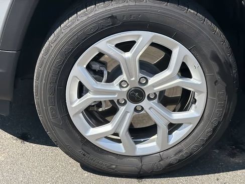 Used 2025 Jeep Compass Latitude AWD/4WD image 17