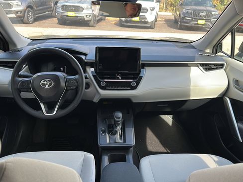 Used 2026 Toyota Corolla Cross LE image 8
