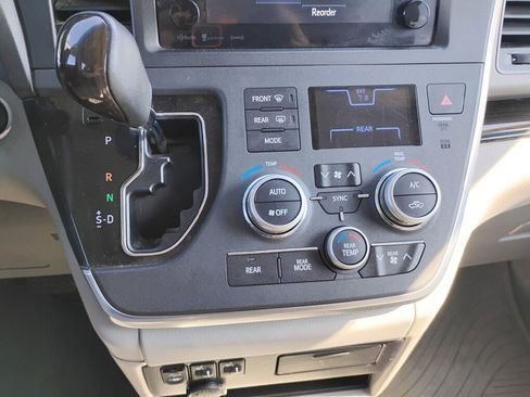 Used 2017 Toyota Sienna XLE AWD/4WD image 22