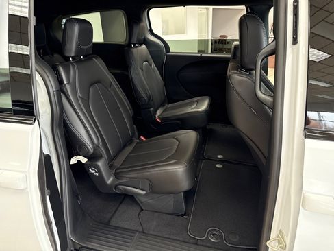 New 2026 Chrysler Pacifica Select image 15